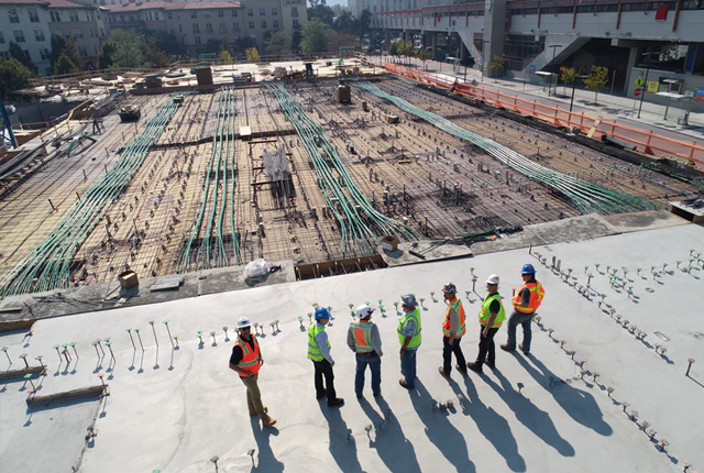 Ile zarabia budowlaniec Ile zarabia budowlaniec