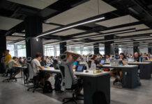 Ile zarabia pracownik call center?