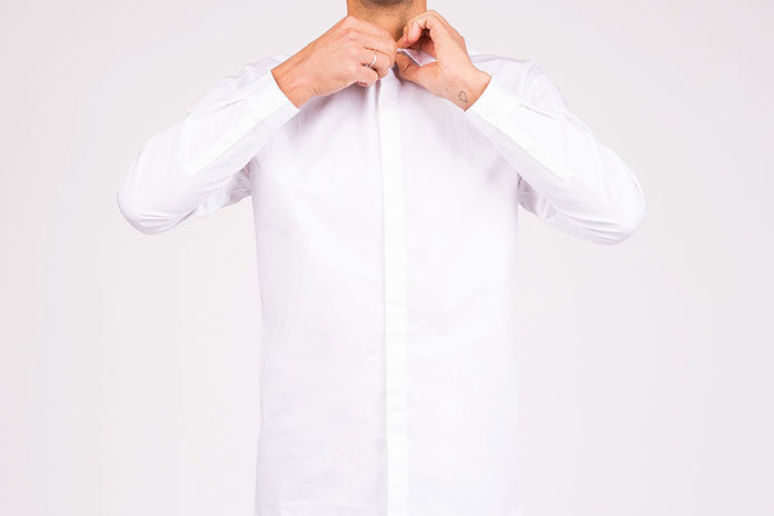 Biała koszula męska w codziennych stylizacjach