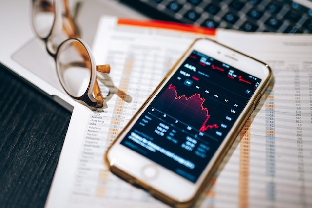 Jak korzystać z narzędzi analitycznych, aby przewidywać trendy na rynkach finansowych