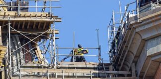 Czy pracując za granicą trzeba to zgłosić do urzędu skarbowego?