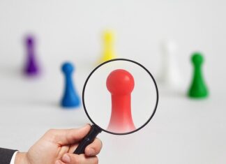 Na czym polega segmentacja pamięci?