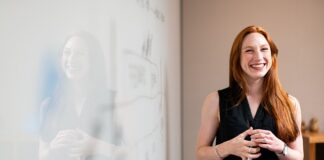 Czy pracownik na pracy zdalnej podpisuje listę obecności?