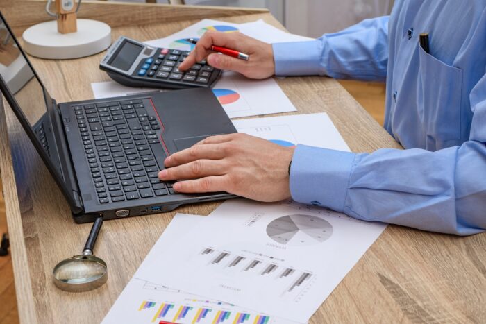 Rola głównego księgowego w nadzorze nad procedurami księgowymi, sporządzaniu sprawozdań finansowych oraz kontrolowaniu operacji gospodarczych zgodnie z obowiązującymi przepisami prawa