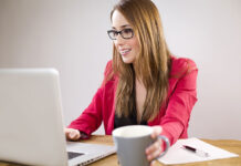 Małe gadżety, wielka promocja – jak personalizowane akcesoria wspierają marketing marki marketing