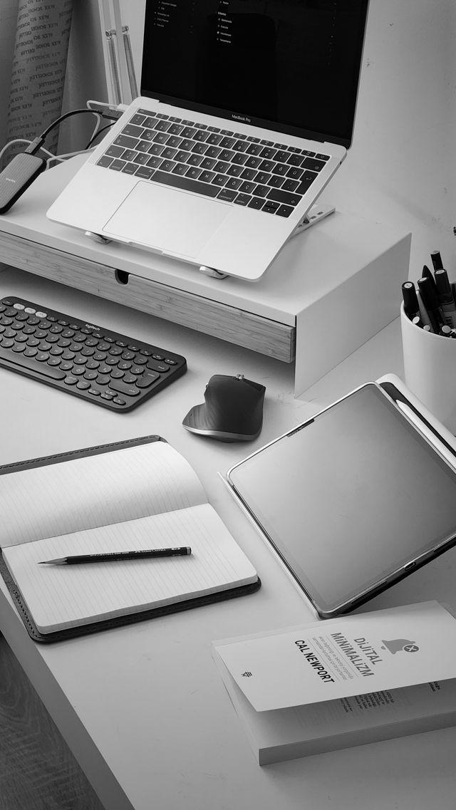 pexels-eyupcancaglar-17248408 Jak profesjonalna strona internetowa buduje przewagę firm z Krakowa na rynku