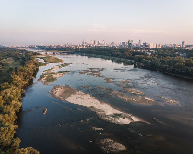 pexels-pawelkalisinski-4662632 warszawa