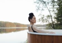 Balia drewniana jako całoroczne domowe SPA w ogrodzie balia